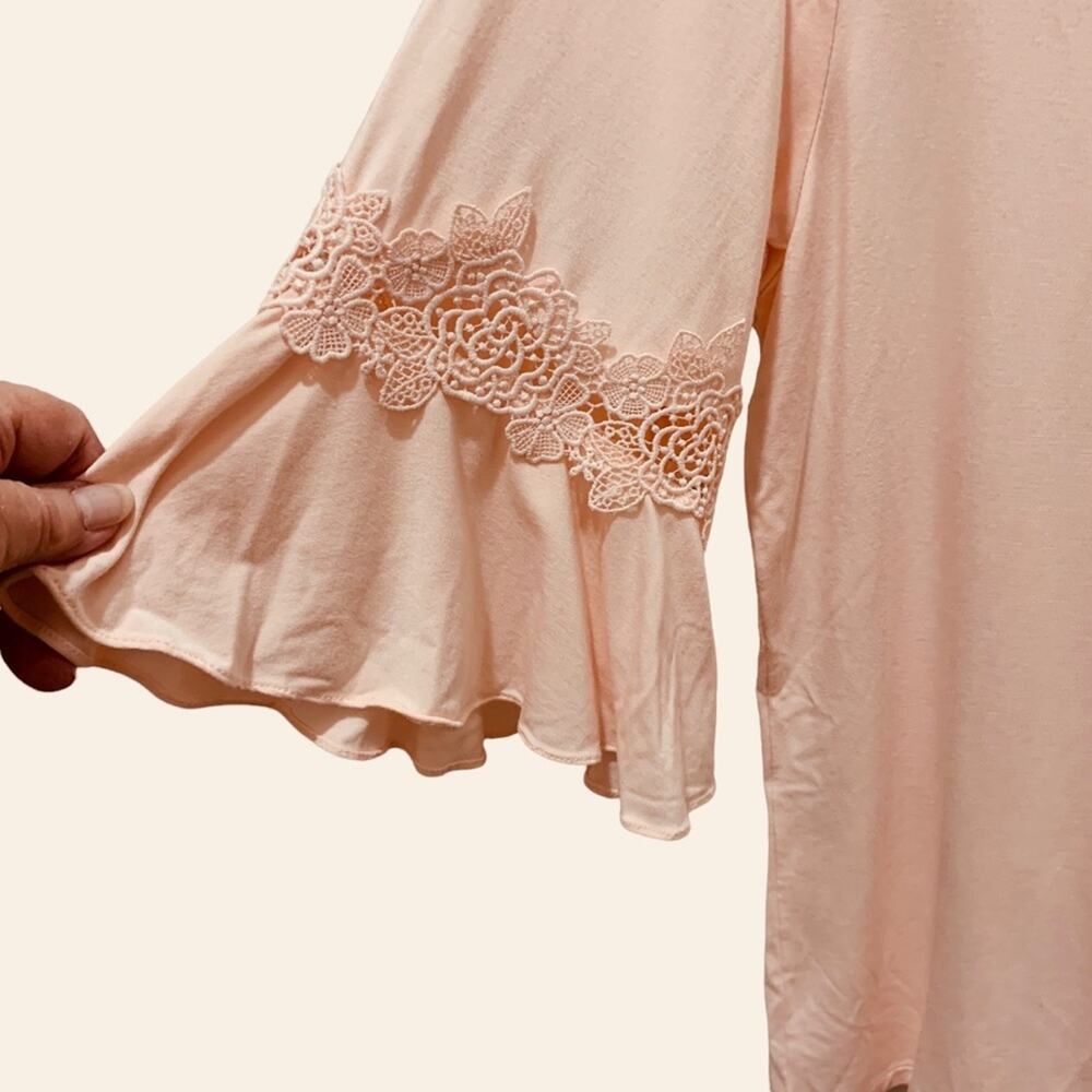 LE Rose‎ light pink top size l/xl. 3/4 ruffle sleeves. V neck - Picture 4 of 12